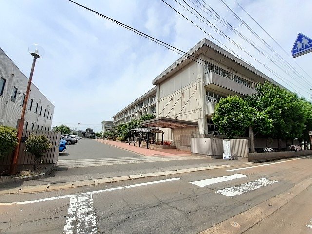 第三中学校まで1100m