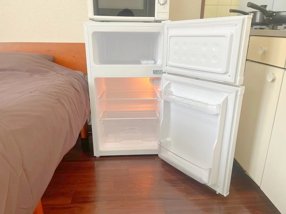 2ドアタイプの冷蔵庫をご用意しています！上段は冷凍室になっていて便利ですね❄
