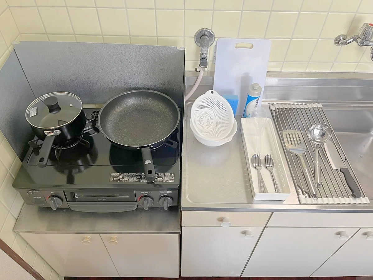 鍋、フライパンなど調理器具もご用意しています🍳
