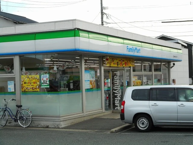 ファミリーマート小峯４丁目店まで350m