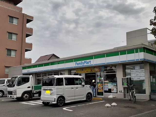 ファミリーマート稲城矢野口店まで300m