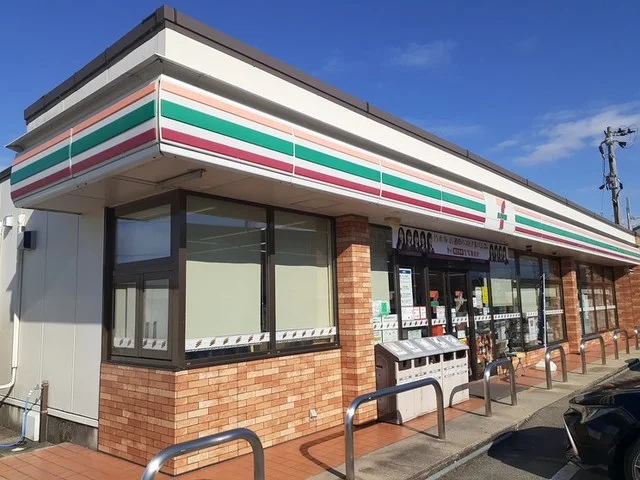 セブンイレブン黒部堀切店まで180m