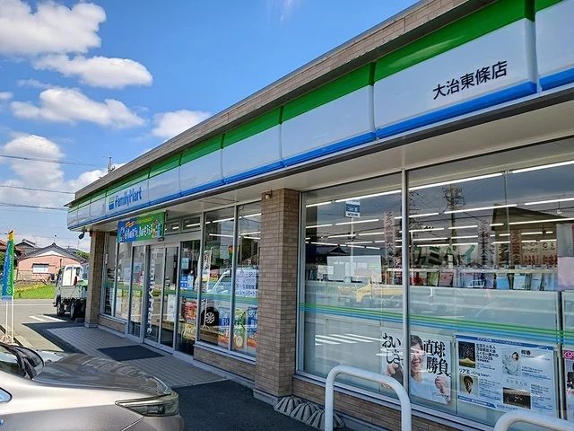 ファミリーマートまで270m