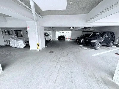 空いているか要確認とはなりますが、敷地内に駐車場がございます。