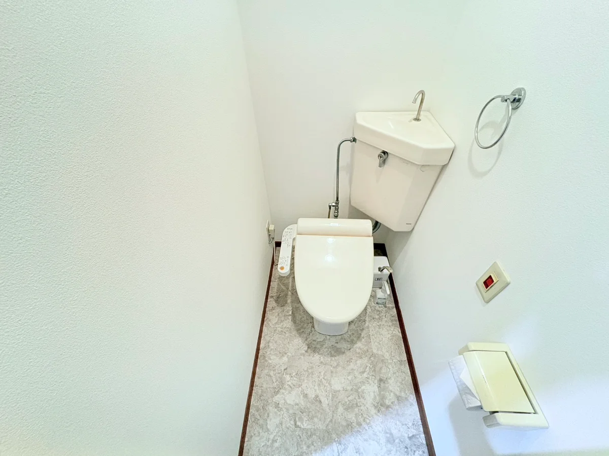 ウォシュレットつきのトイレです。老若男女皆様に安心してご利用いただけますね☆トイレにもトイレ用洗剤とトイレ用ブラシをご用意しておりますので長期ご利用の場合の気になる汚れなどもお掃除して頂けます♪