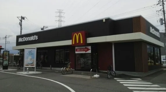 マクドナルド国母店まで600m