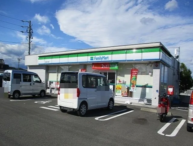 ファミリーマート　ひがし町店まで270m
