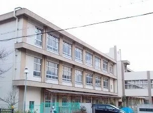 灘中学校まで1100m