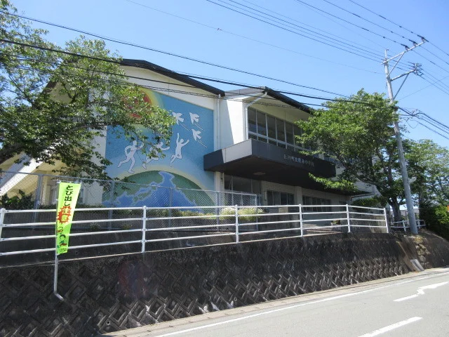 腹赤小学校まで1060m
