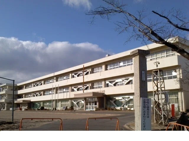 岳下小学校まで1300m