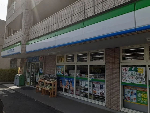 ファミリーマートまで140m