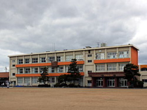 大関小学校まで2600m