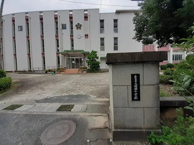 倉吉市立明倫小学校まで1300m