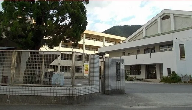 仁方小学校まで1200m