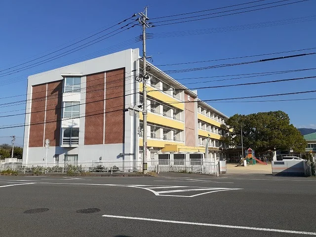 松岡小学校まで650m