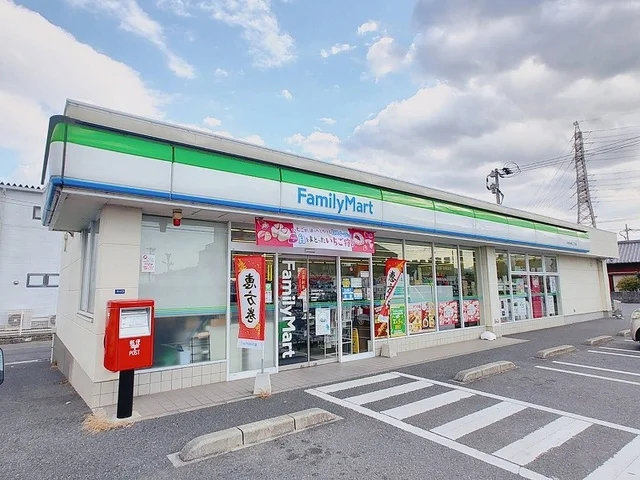 ファミリーマートまで220m