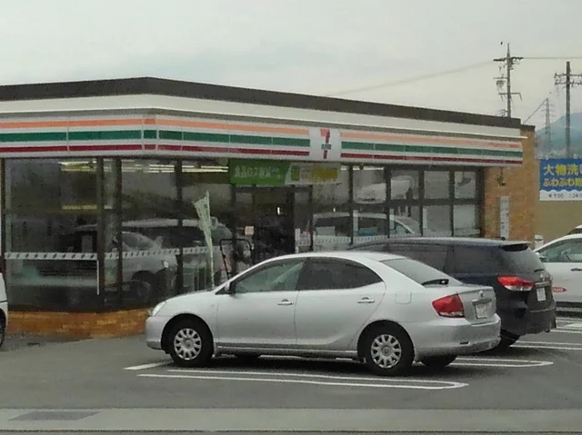 セブン・イレブン三和１丁目店まで550m