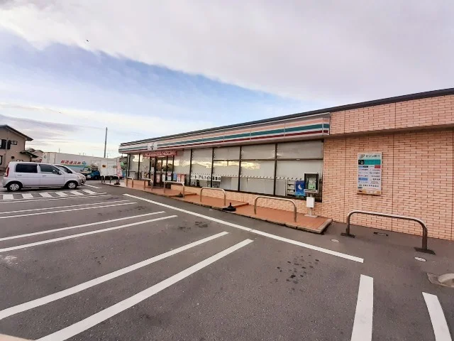 セブンイレブン伊勢崎富塚町店まで210m