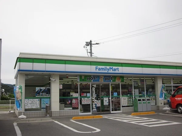 ファミリーマートまで700m