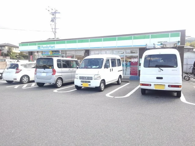 ファミリーマート柏原4丁目店まで750m