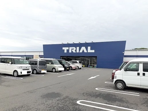 トライアル日向日知屋店まで1500m