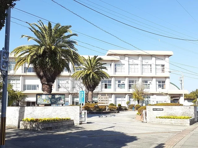 宮崎市立本郷小学校まで1100m