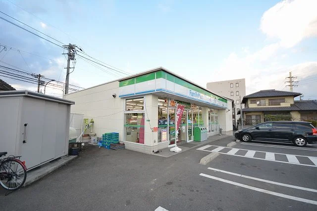 ファミリーマートまで300m