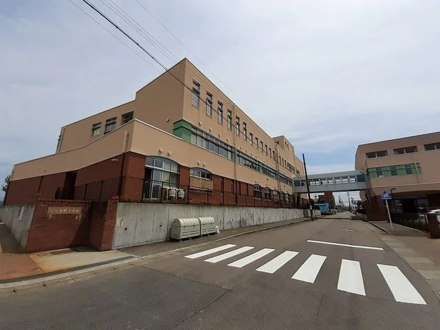 裏舘小学校まで700m