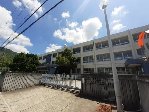 坂出市立加茂小学校まで50m