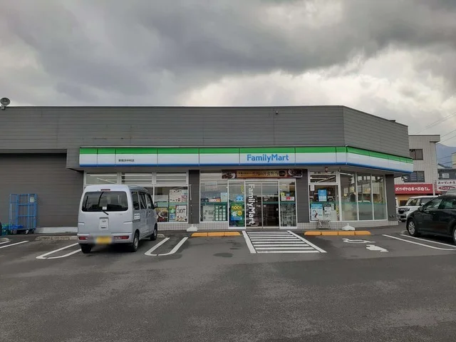 ファミリーマート新居浜中村店まで600m