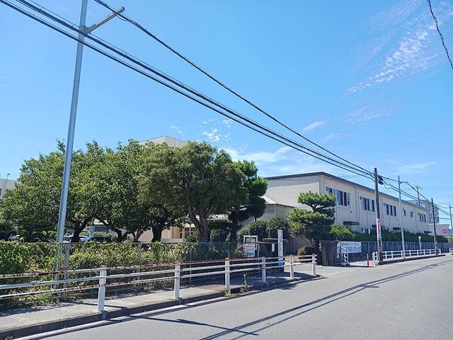 華城小学校まで70m