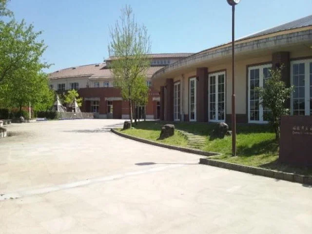 出町小学校まで1300m