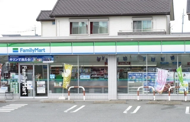 ファミリーマート伊勢上地店まで700m
