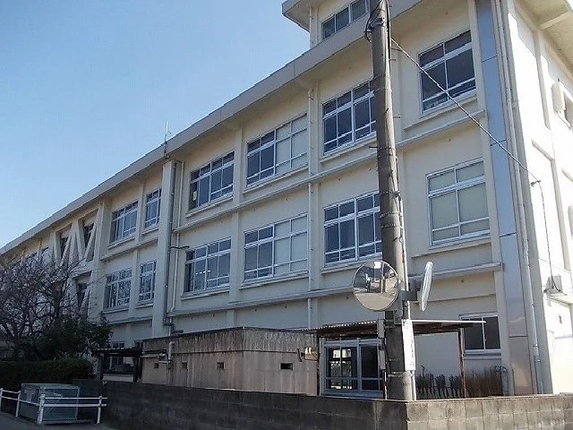 今治市立日高小学校まで1300m