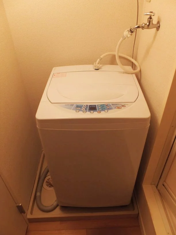 全自動洗濯機がバスルーム横にあります