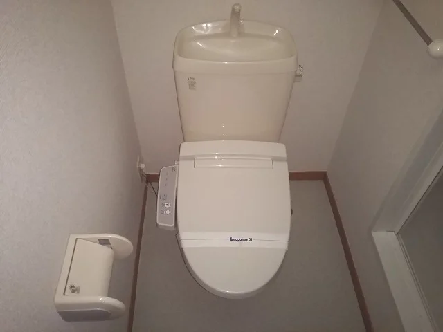 温水洗浄便座完備　一人暮らしにも嬉しいバス・トイレ別