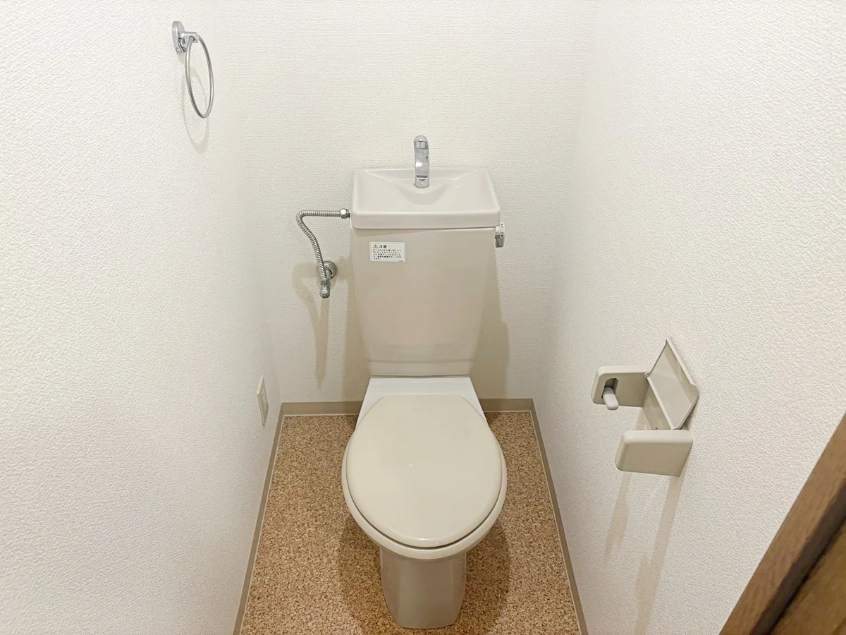 温水洗浄便座設置前トイレです🚾