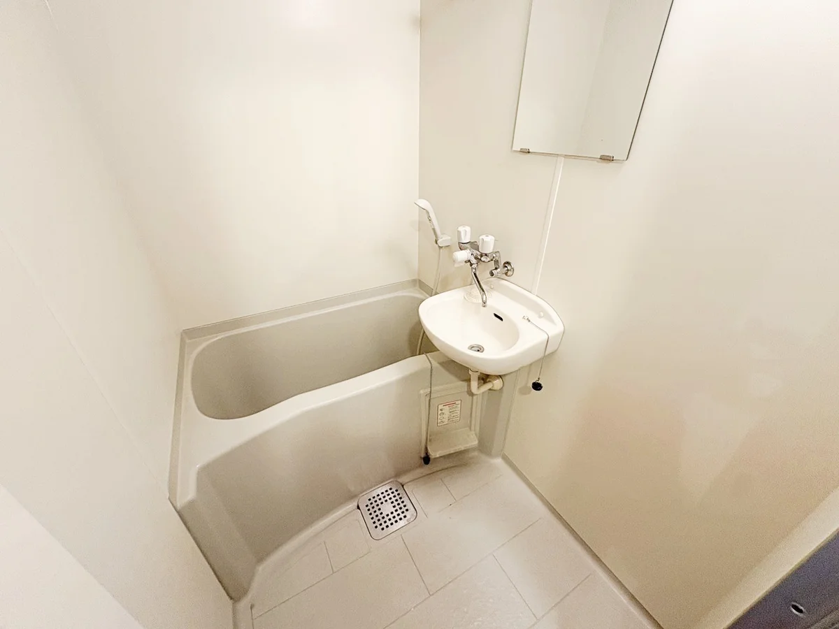 お風呂は独立タイプです♨備品設置前写真です。