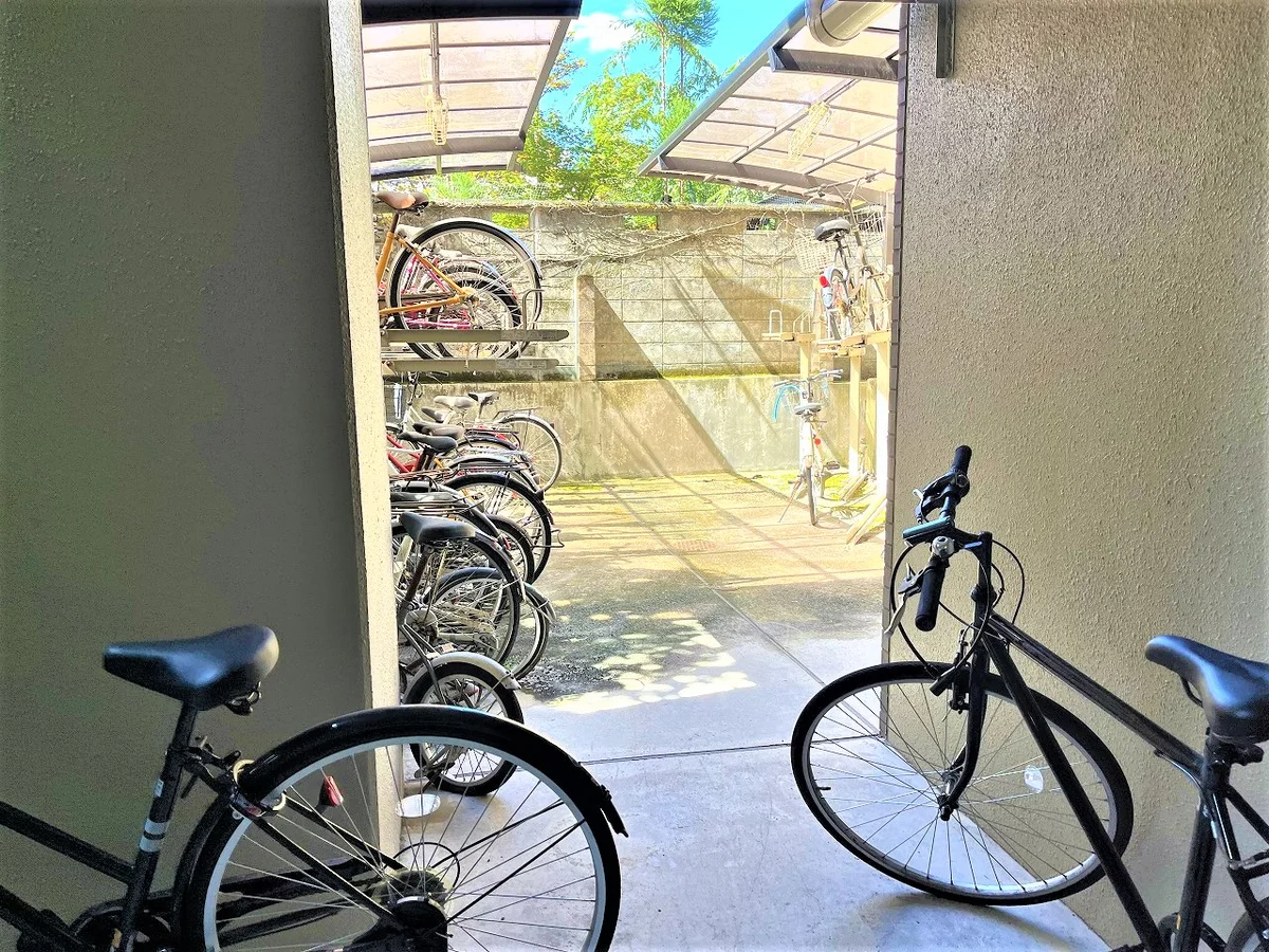 屋根付きの駐輪場がありますよ♪レンタサイクルもご利用下さい☆