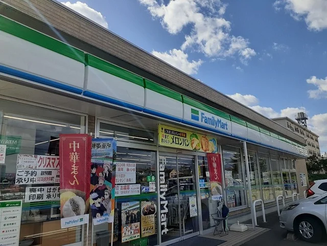 ファミリーマート将監五丁目店まで1100m