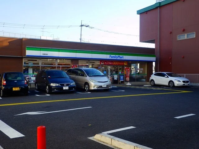 ファミリーマート三郷駅南店まで190m