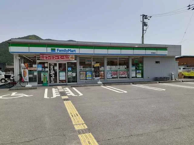 ファミリーマート 宿毛駅前店まで100m