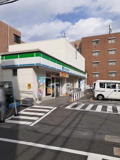 ファミリーマート世田谷二丁目店まで300m