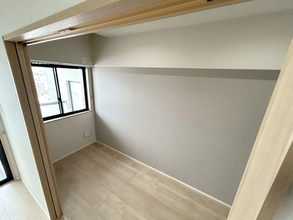 落ち着いた雰囲気の寝室にはセミダブルベッドを設置。