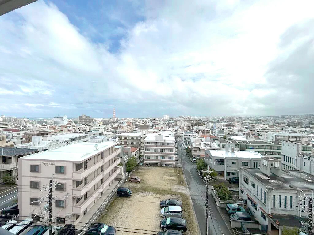 空が広い沖縄の景色をバルコニーから眺めることができます(*^^*)