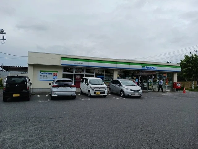ファミリーマートまで1121m
