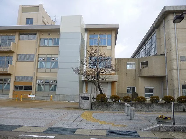 出町中学校まで1100m