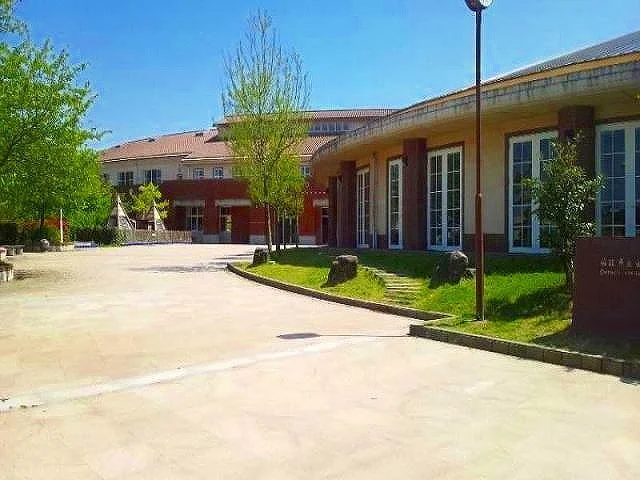 出町小学校まで1200m