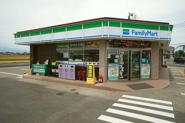 ファミリーマート佐波東店まで300m