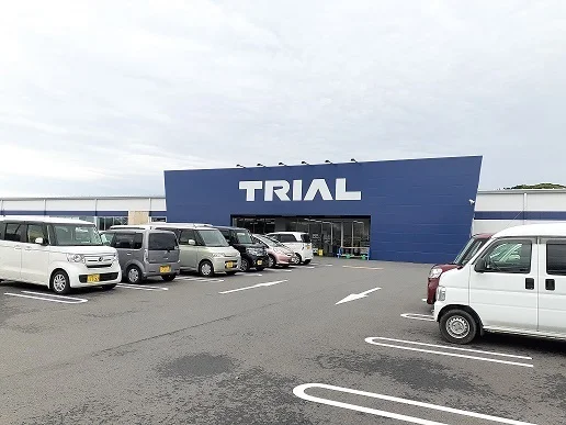 トライアル日向日知屋店まで1600m